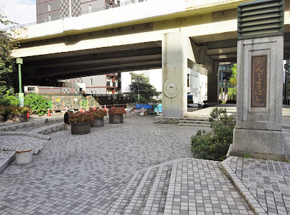 Kaedegawadanjobashi Park