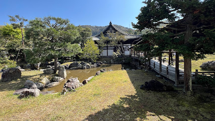 偃月池