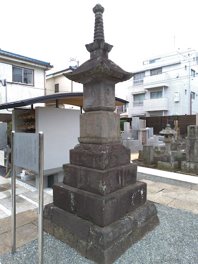 観音寺の宝篋印塔
