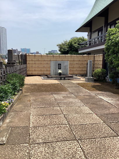 Old Fukuzawa Yukichi tomb