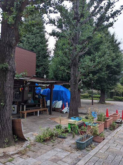 上祖師谷ぱる児童館工作室前広場