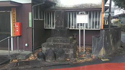 石橋供養塔と力石