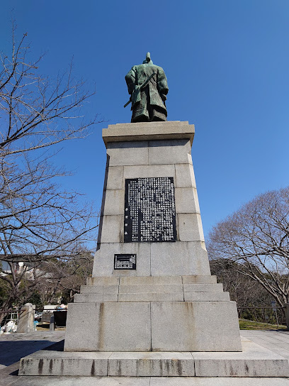平野 二郎國臣の銅像