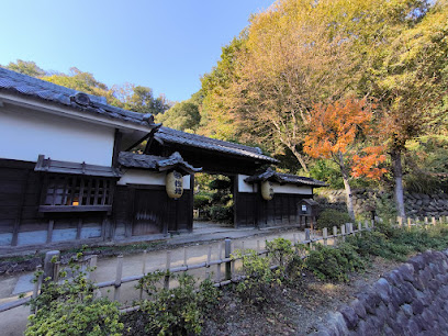 佐地家の門・供待