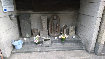 角柱三猿浮彫道標